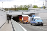 Tir uszkodził tunel pod torami kolejowymi w Sulejówku. Ogromne utrudnienia dla kierowców. "Wyciągnięcie pojazdu potrwa kilka godzin"
