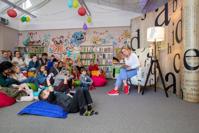 Skarpetki bez pary przyniosły dzieci do Biblioteki na Jachcicach, gdzie o „Niesamowitych przygodach dziesięciu skarpetek (czterech prawych i sześciu lewych)” przeczytała im pochodząca z Bydgoszczy aktorka, ale też m.in. reżyserka, manager kultury i coach Roma Gąsiorowska (notabene, obchodzącą 29 lutego swe urodziny!). 

To już drugie spotkanie z cyklu „Poczytaj mi”, organizowane przez Teatr Kameralny wespół z Wojewódzką i Miejską Biblioteką Publiczną w Bydgoszczy oraz firmą Euforma i Noti. Cyklu „Poczytaj mi” cieszy się ogromnym zainteresowaniem. Lista chętnych na lutowe spotkanie zapełniła się w zaledwie dwa dni od ogłoszenia. Nic dziwnego, skoro już po styczniowej inaguracji cyklu, którego gościem był Tomasz Sapryk, komentowano: „Dzieci bawiły się świetnie, a rodzice nie mniej, fantastyczna inicjatywa”.

Przed nami marcowe „Poczytaj mi” z udziałem kolejnego znanego aktora.

- Tym razem gościem specjalnym będzie Mateusz Damięcki, który przeczyta fragmenty książki „Arka czasu” Marcina Szczygielskiego. Warsztat animacyjny poprowadzą aktorzy Martyna Matoliniec i Aleksander Maciejczyk, a całe wydarzenie ponownie zakończy się lekcją biblioteczną - informuje Agnieszka Jagiełło, specjalista ds. PR Teatru Kameralnego w Bydgoszczy.

Bezpłatne spotkanie 7 marca o godz. 12 w Bibliotece na Okolu (ul. Grunwaldzka 33) jest dla dzieci w wieku 9-13 lat. Zapisy mailowe (podać imię i nazwisko dziecka oraz opiekuna, numer telefonu kontaktowego) prowadzone są pod adresem: a.jagiello@teatrkameralny.com. W tytule maila należy wpisać: Zgłoszenie - „Poczytaj mi” 7 marca 2020.