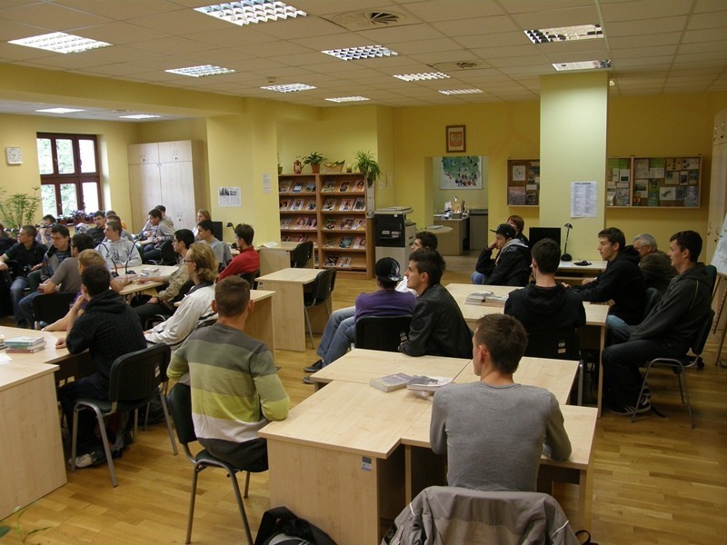 Miejska Biblioteka Publiczna w Chojnicach: Młodzież przychodzi na lekcje do czytelni [ZDJĘCIA]