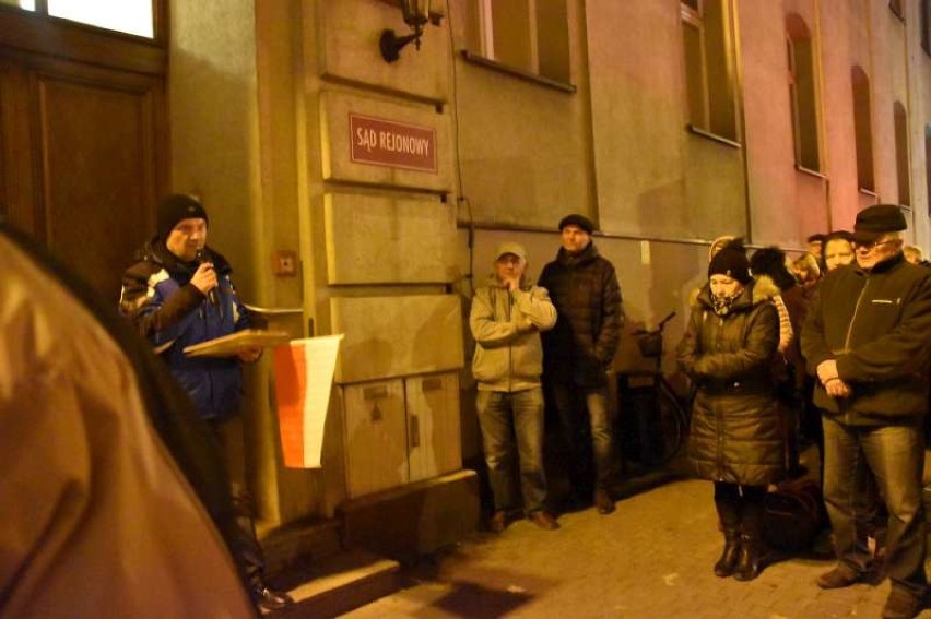 Protest pod sądem w Ostrowie Wielkopolskim. Manifestacja grupy Ostrowski Spacer Protestacyjny "Łańcuch Światła"