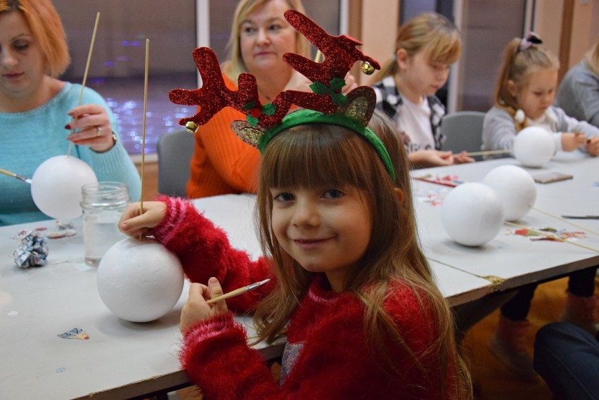 Bożonarodzeniowe Warsztaty Rękodzieła w Kraśniku. Mieszkańcy przygotowali świąteczne dekoracje. Zobacz zdjęcia