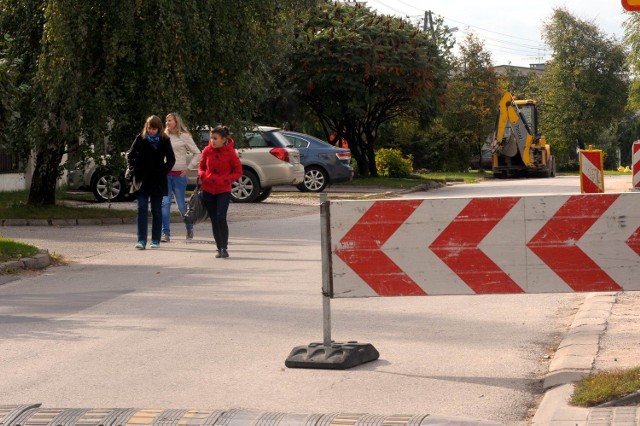 Prace przy układaniu chodnika przy ul. Romanowskiego miasto chce prowadzić etapami