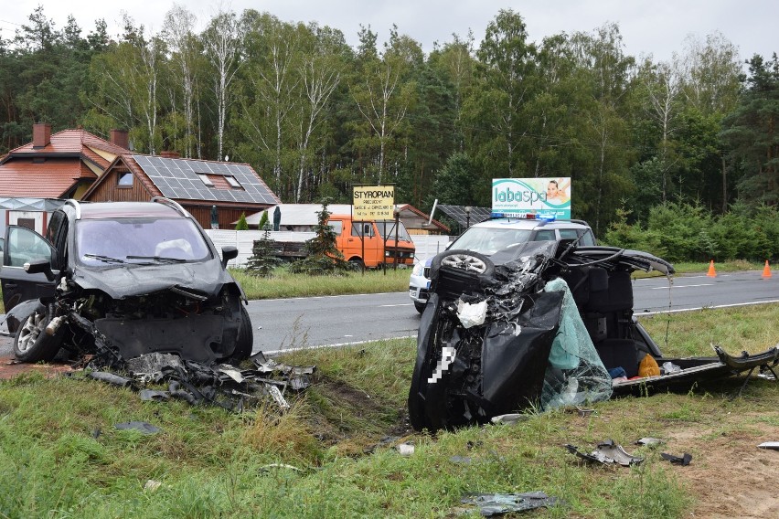 Wypadek w Polskim Konopacie na drodze Świecie - Tuchola. Cztery osoby ranne. Lądował śmigłowiec LPR [zdjęcia]