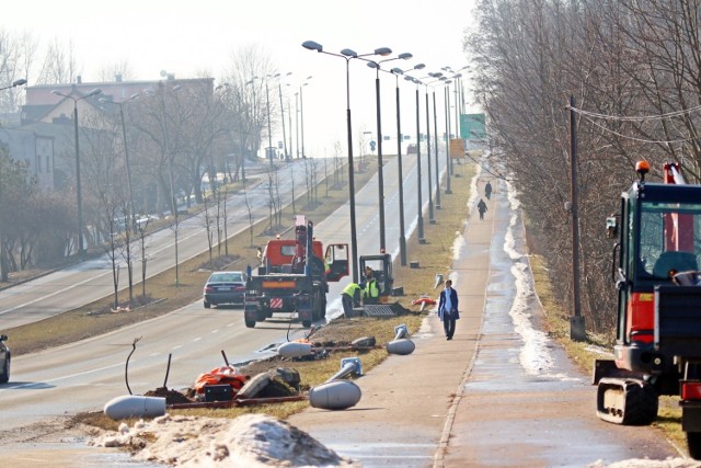 Rozpoczyna się drugi etap wymiany oświetlenia ulicznego w Sosnowcu. Prace mają trwać cały rok. 

Zobacz kolejne zdjęcia. Przesuń zdjęcia w prawo - wciśnij strzałkę lub przycisk NASTĘPNE