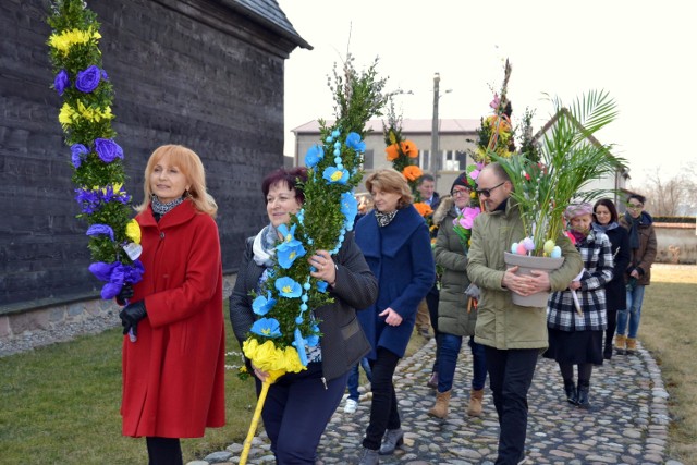 Już dziesiąty raz wierni przyszli do świątyni w Kosieczynie z palmami, a po nabożeństwie ruszyli z procesją 