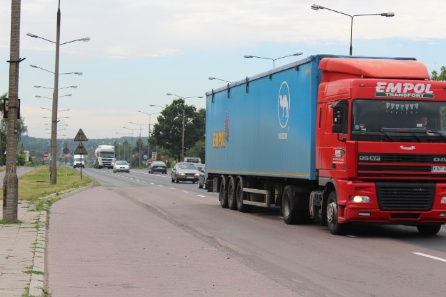 Zakaz wyprzedzania dla kierowców TIR-ów ma uchronić ulicę Rejowiecką w Chełmie przed zniszczeniem.
