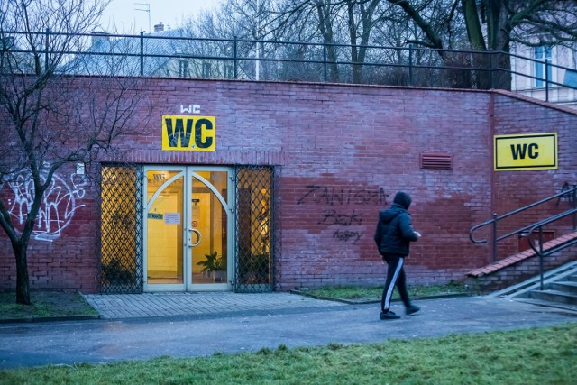 Internauci oznaczają biura posłów PiS w całej Polsce jako "toalety publiczne"