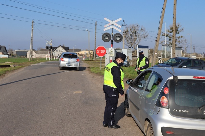 Krotoszyńscy policjanci działali przy przejazdach kolejowych. Wszystko po to, by zwiększyć bezpieczeństwo [ZDJĘCIA]