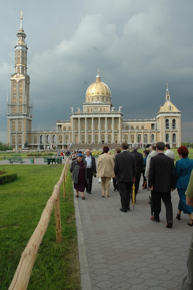 Tysiące wiernych z kraju i zagranicy przyjechało w poniedziałek do Sanktuarium w Licheniu, by świętować Wniebowzięcie Najświętszej Marii Panny