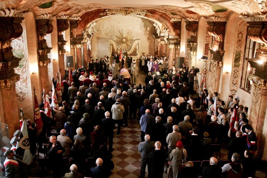 Wrocławianie oddają hołd prezydentowi Kaczorowskiemu (ZDJĘCIA)