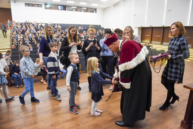 Inauguracja Uniwersytetu Dziecięcego przy UMK odbyła się w sobotę (06.10). Zobaczcie zdjęcia z tego wydarzenia.

Zobacz także: Samolot wylądował na Wiśle w Toruniu. Maszyna z załogą dryfują po rzece. Trwa akcja ratunkowa [NOWE ZDJĘCIA]


Uniwersytet Dziecięcy to projekt edukacyjny Fundacji Amicus Universitatis Nicolai Copernici, dedykowany uczniom klas I-VI szkoły podstawowej. Dzieci, podzielone na 6 grup wiekowych, co dwa tygodnie odwiedzają poszczególne wydziały UMK, by uczestniczyć w pasjonujących zajęciach z poszczególnych dziedzin nauki. 

