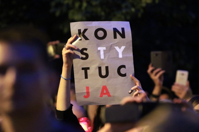 Zobacz także: Toruń: Protest po uchwaleniu ustawy o Sądzie Najwyższym [ZDJĘCIA]

Prezydent zawetował dwie ustawy. Kolejne protesty przed toruńskim sądem [ZDJĘCIA]