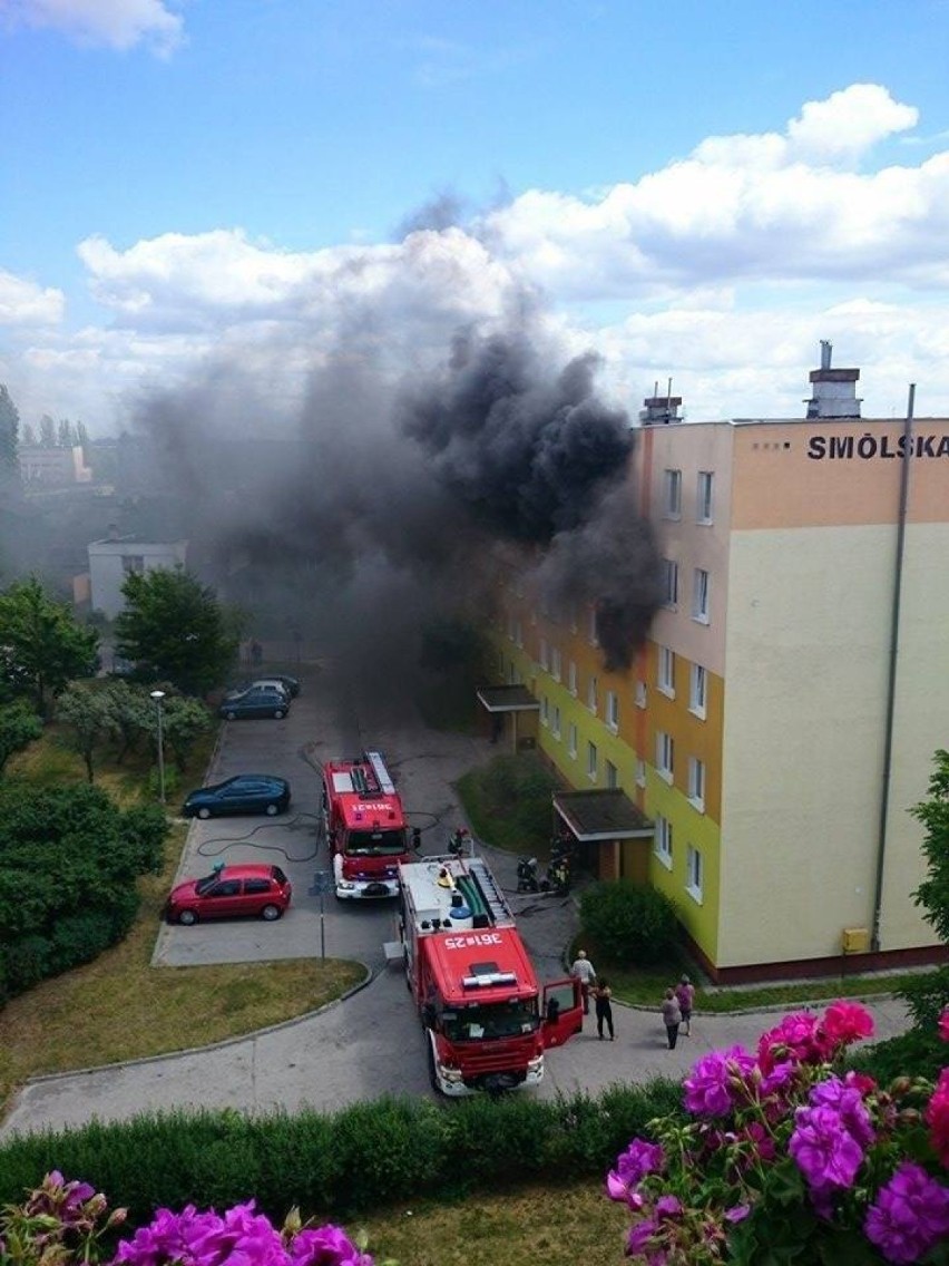 Pożar w bloku przy ul. Smólskiej [zdjęcia, wideo]