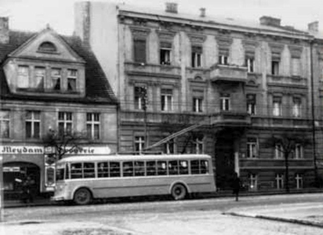 Trolejbus na przystanku na ul. Mieszka I przy kamienicach 15 i 16
