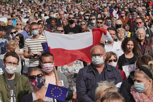 Na "briefingu" Trzaskowskiego w Poznaniu było kilkaset osób. Policja analizuje wydarzenie