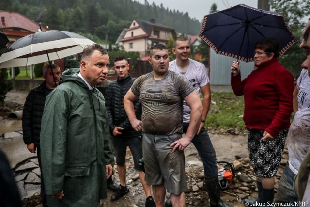 W niedzielę po południu prezydent Andrzej Duda odwiedził tereny, które ucierpiały na skutek intensywnych opadów deszczu. Przyjechał m.in. do miejscowości Węglówka, gdzie powódź uszkodziła drogę powiatową, prowadzącą z Wiśniowej do Kasinki Małej i Mszany Dolnej. Towarzyszył mu minister infrastruktury Andrzej Adamczyk oraz wojewoda małopolski Piotr Ćwik.