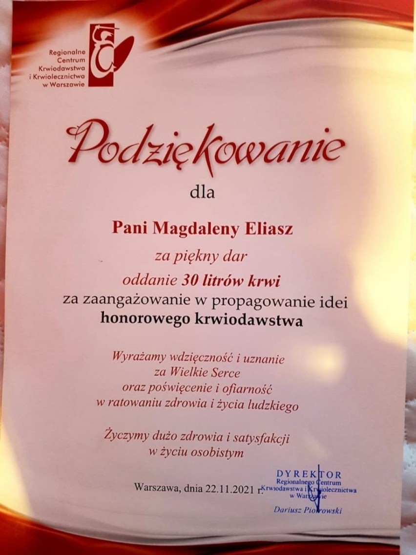 Policjantka z Ostrołęki została wyróżniona przez prezydenta Ostrołęki i starostę ostrołęckiego za oddanie ponad 30 litrów krwi. 1.12.2021