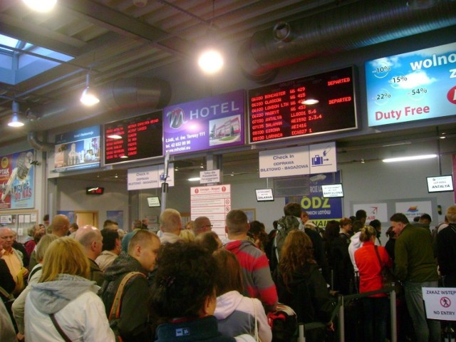 Godzina 06.06. Mimo iż zakończyła się odprawa czterech największych odlot&oacute;w tego poranka, liczba pasażer&oacute;w w terminalu nie maleje.