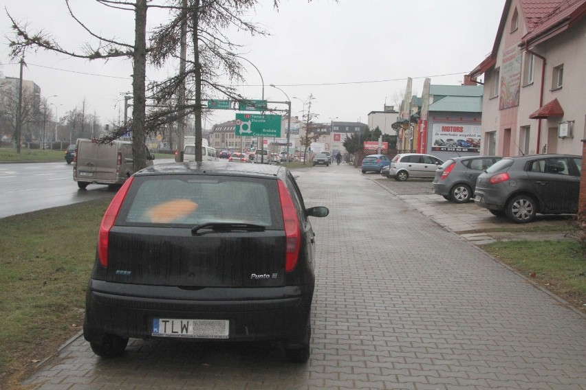 Kierowcy jeżdżą to po chodniku! Piesi w niebezpieczeństwie (WIDEO, zdjęcia)  