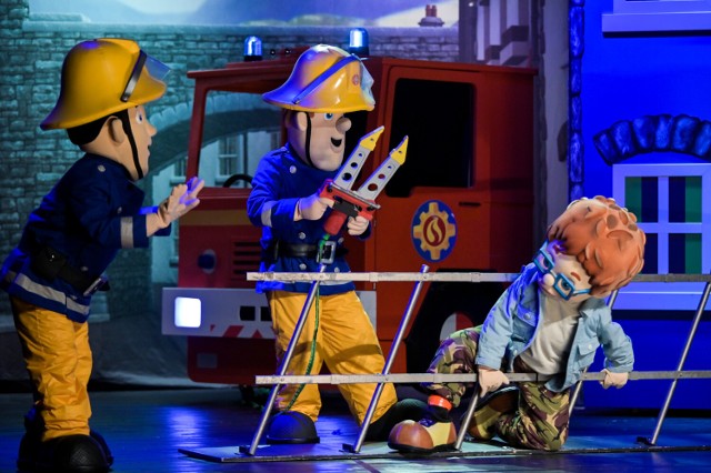 Spektakl "Strażak Sam – Cyrkowa Przygoda" przyciągnął dzieci do teatru w Grudziądzu