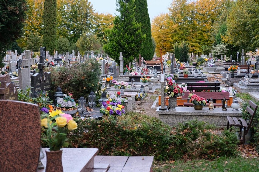 Na żarskich cmentarzach trwa już porządkowanie grobów.