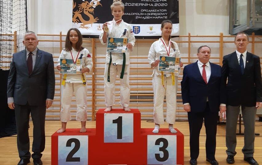 Agata Sobieraj z Klubu Karate Randori w Radomsku na podium mistrzostw w Wieliczce