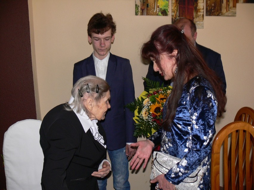 Pani Irena Kotlińska, mieszkanka Sandomierza skończyła 100 lat. Na rodzinnym przyjęciu jubilatka otrzymała 100 róż od wnuków