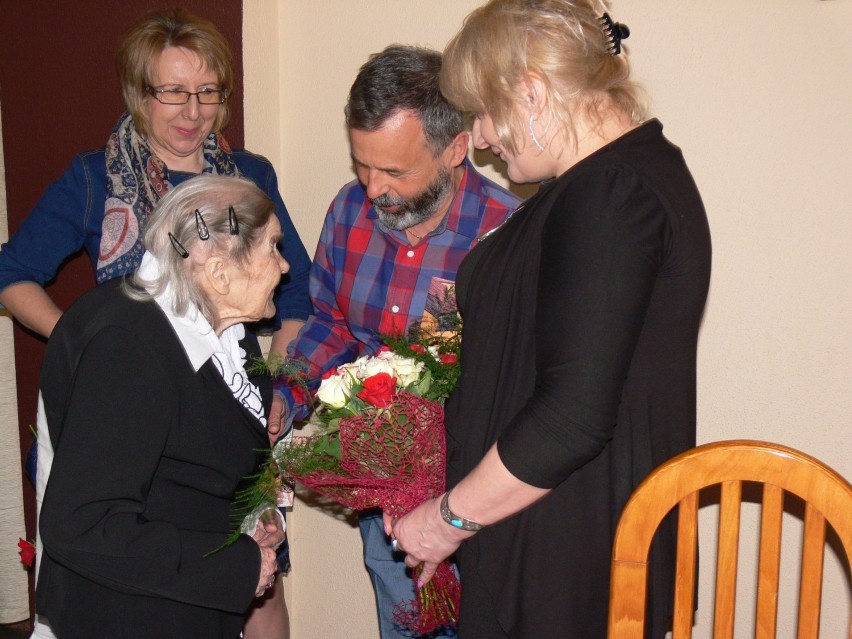 Pani Irena Kotlińska, mieszkanka Sandomierza skończyła 100 lat. Na rodzinnym przyjęciu jubilatka otrzymała 100 róż od wnuków