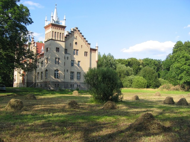 Zespół pałacowo – parkowy w Rozbitku został wystawiony na sprzedaż.