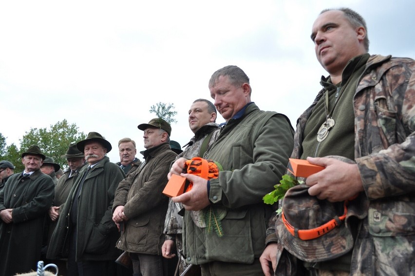 Król oraz wicekrólowie polowania oddają hołd ustrzelonej...