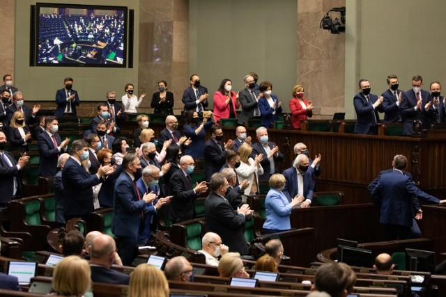 Za ratyfikacją Funduszu Odbudowy głosowało 290 parlamentarzystów, 33 było przeciw, a 133 wstrzymało od głosu