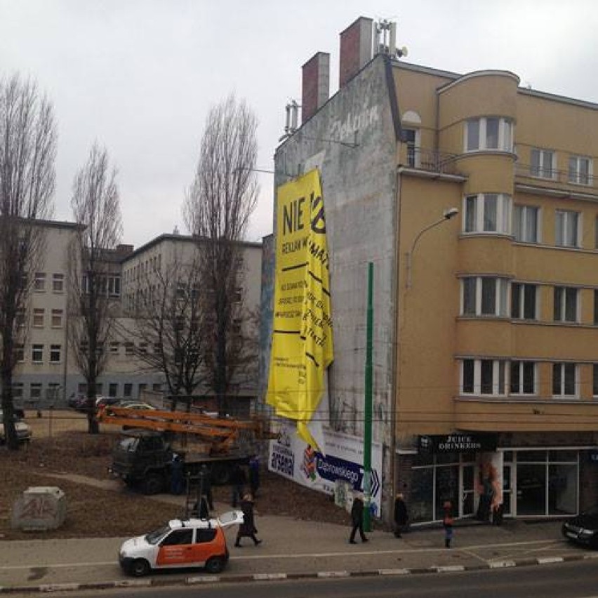 Ogromna żółta reklama Teatru Nowego w Poznaniu zniknęła ze...