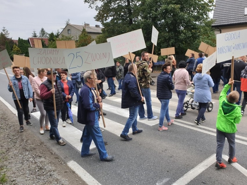 Zakończyła się blokada drogi nr 25 na przejściu dla pieszych w Ose w gminie Międzybórz