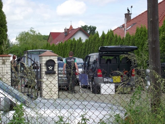 Złodzieje aut w Oborze? Niemiecka i zgorzelecka policja pracuje na jednej z posesji przy ul. Makowej w Oborze