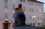 Tęczowa flaga nie znieważyła pomnika Kopernika w Piotrkowie. Policja umarza dochodzenie