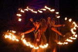 Festiwal Teatrów Ulicznych w Krakowie. Ognisty spektakl, Charlie Chaplin, Ślepcy. Rynek Główny stał się wielką teatralną sceną [ZDJĘCIA]