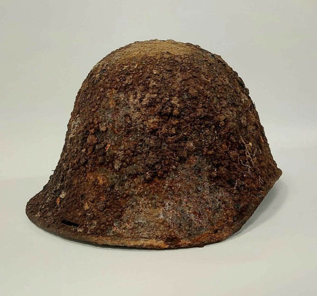 Nie wiadomo, jak hełm znalazł się w Kostrzynie. Muzealnicy z Muzeum Twierdzy Kostrzyn podkreślają, że jest to pierwszy taki przedmiot odnaleziony na terenie miasta, o którym im wiadomo.