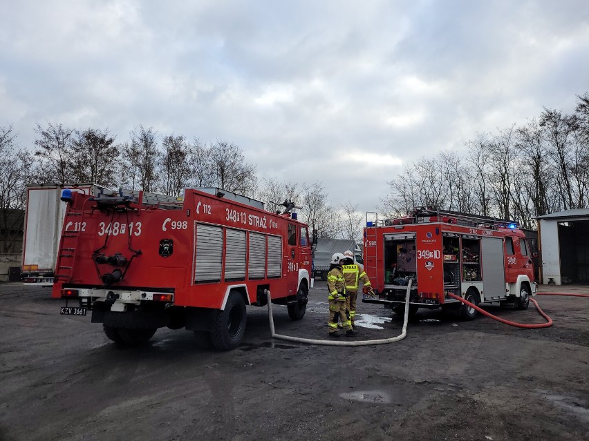 Pożar dawnej piekarni w Tymianku. W akcji 7 zastępów straży pożarnej. ZDJĘCIA