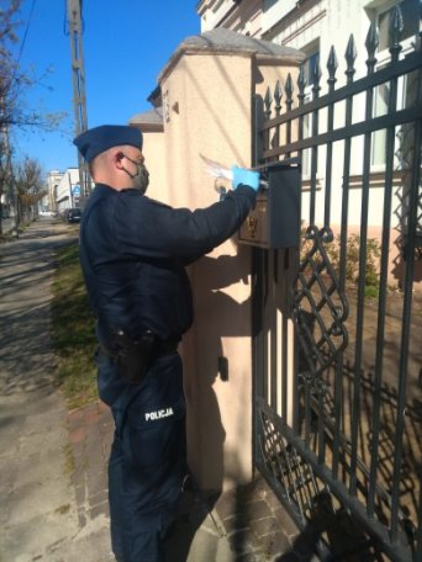 Koronawirus. Policjanci rozdają maseczki mieszkańcom Radomska i powiatu