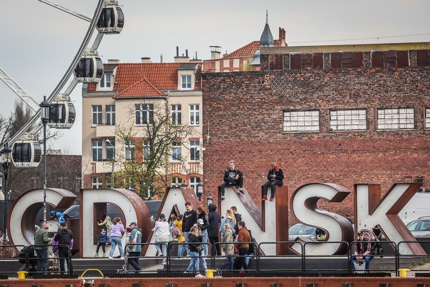 Majówka w Gdańsku 2022. Spacerowicze opanowali miasto. Prawdziwe tłumy w grodzie Jana Heweliusza, 01.05.2022 ZDJĘCIA