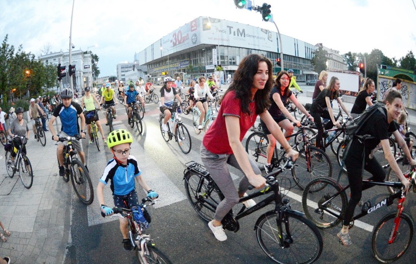 Kto widział ten tłum ludzi na rowerach w centrum Zielonej Góry, mógł być zaskoczony. To była wielka Rowerowa Masa Krytyczna! 