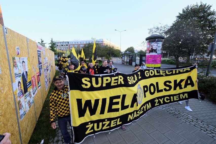 Kibice PSŻ Poznań w poniedziałkowy poranek manifestowali...