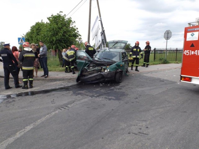 3 osoby trafiły do szpitala po zderzeniu samochodów w Lisowie.