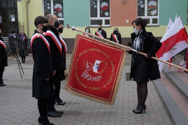 Szkoła Podstawowa nr 2 w Międzychodzie nosi imię "Polski Niepodległej" - dziś szkole nadano patrona i nowy sztandar (10.11.2020).