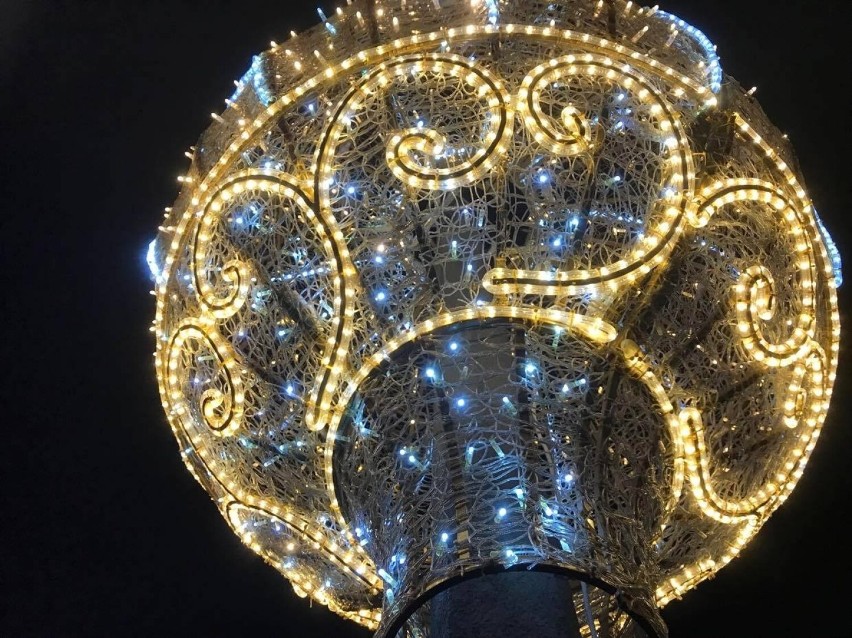 Na placu Centralnym w Nowej Hucie czuć już święta. Świetlne iluminacje przyciągają mieszkańców 