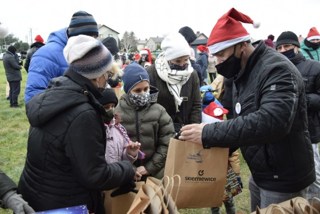 Stowarzyszenie Razem dla Skierniewic przeprowadziło nad zalewem akcję charytatywną Spacer z Mikołajem