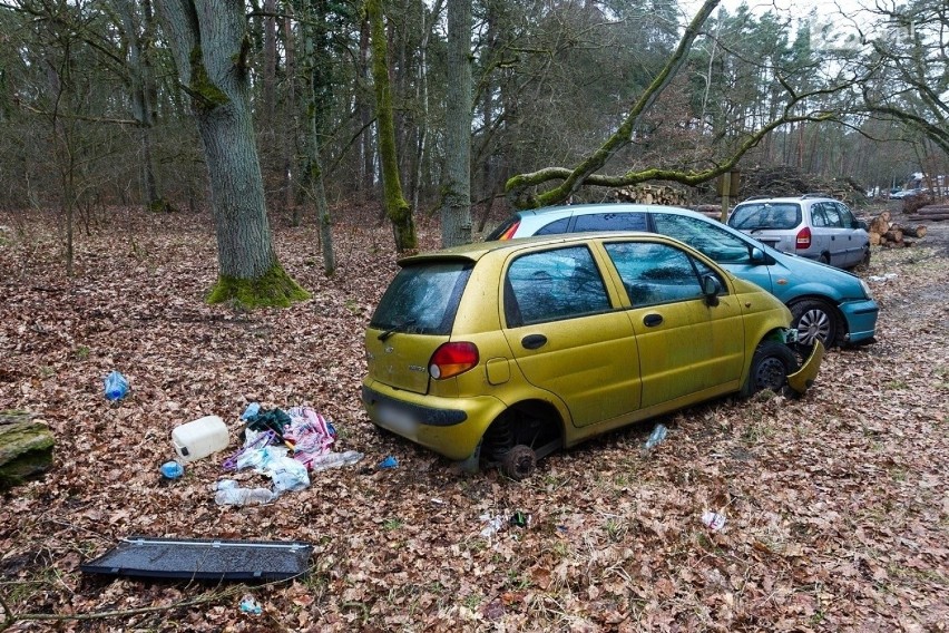 Trzy zdezelowane samochody osobowe znajdują się za...