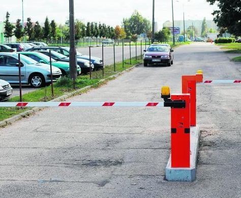 Przed ogrodzeniem na placu parkowało mnóstwo osób. Teraz parking jest prawie pusty