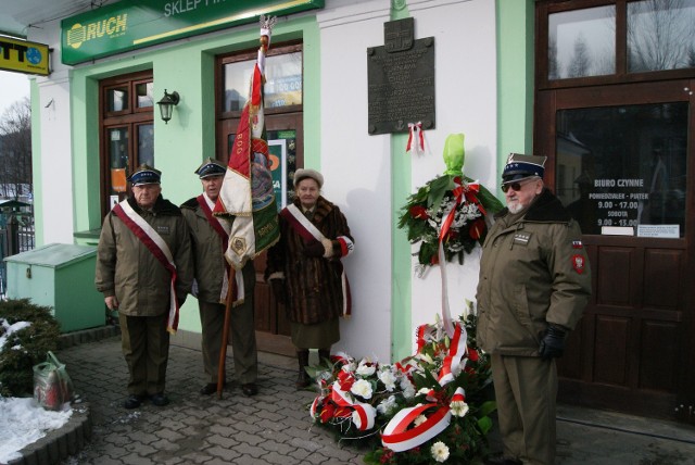 Przed budynkiem byłego więzienia złożono wieńce i wiązanki kwiatów