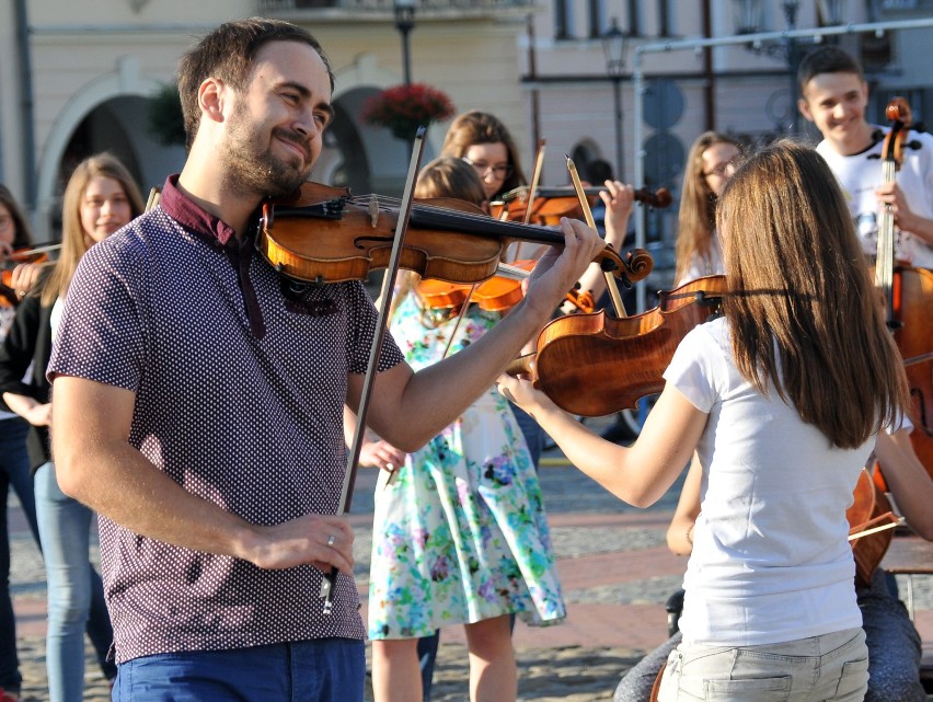 Uczestnicy Young Arts Festival zagrali na rynku